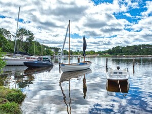 Boot, Blau, Wasser, Gewässer, Watercraft, Boote Und Boating - Geräte Und Materialien, Wasserweg, Segelboot, Yachthafen, Mast