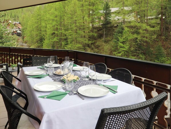 Table, Meubles, Plante, Vaisselle, Propriété, Chaise, Vaisselle, Bâtiment, Nappe De Table, Arbre