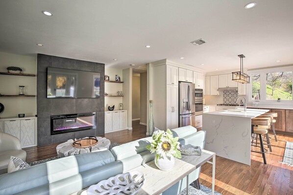 Stony Point Vacation Rental | 2BR | 2BA | 1,800 Sq Ft | 3 Steps Required