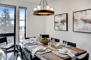 Seating for 8 at dining table