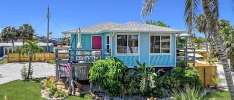 You'll find this great little beach house at the desirable mid-island with a close walk to the beach.