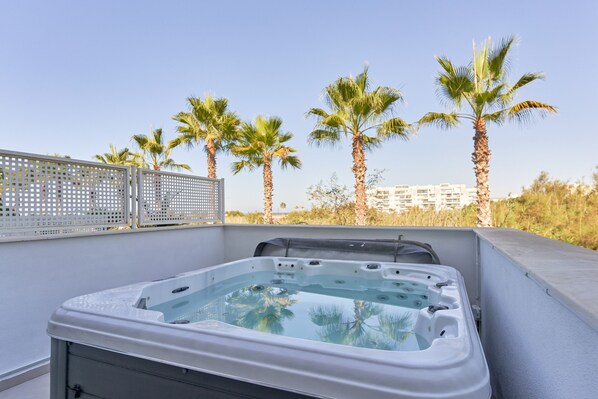 Outdoor spa tub