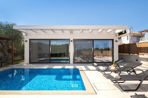 Pool immaculate design with captivating surroundings. 