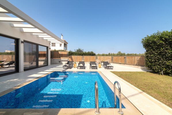 Sensory Pool Elements prevail, featuring sun-beds and ample lounge areas. 