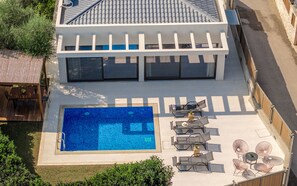 The villa is fully fenced and creates a private ambiance for lovely gatherings. 