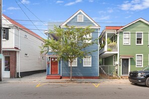005-60SpringSt-Charleston-SC-29403-Exterior-Airbnb.jpg