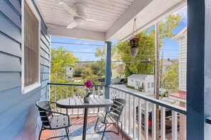 003-60SpringSt-Charleston-SC-29403-Exterior-Airbnb.jpg