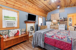 Acorn Cottage - Queen Suite