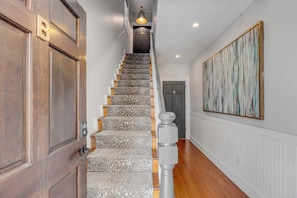 Your second floor luxury accommodation in the heart of Charleston