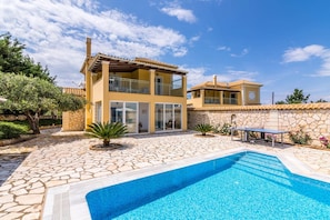 Villa Petrosa image