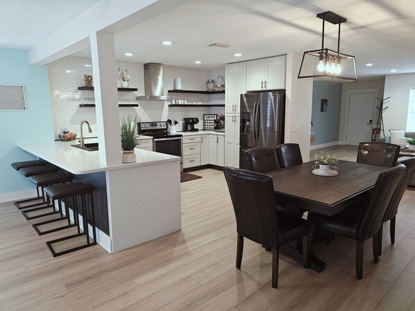 Open flow plan, fully stock kitchen. 