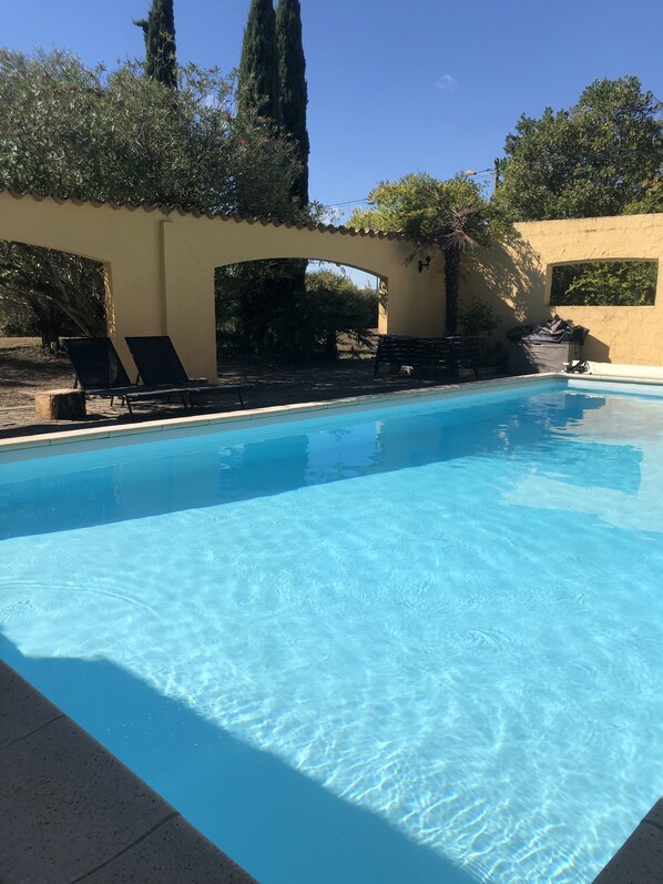 piscine à partager avec les propriétaires de taille 11x6 m