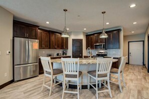 Beautiful fully stocked kitchen