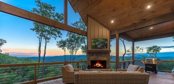 Southern Star- Covered patio area with outdoor seating and fireplace