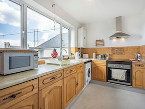 Kitchen | Sea View - Steyne Apartments, Bognor Regis
