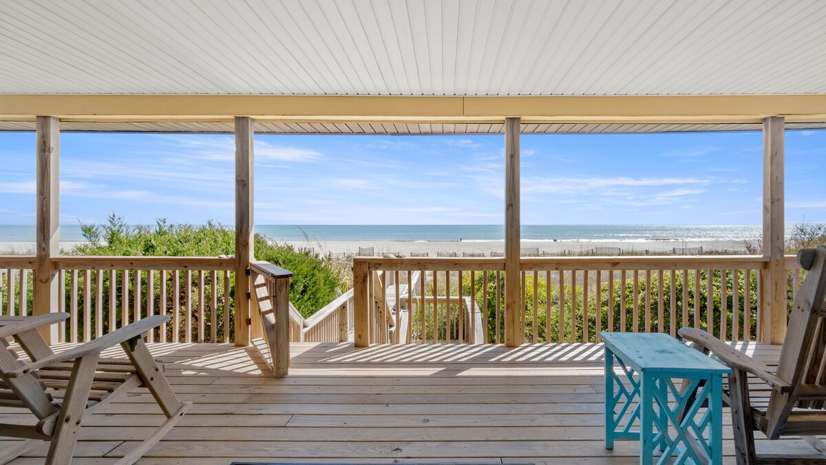 Dog friendly, oceanfront home 4BR/2BA, 5 minute walk to main island attractions.