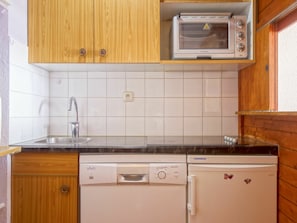 Marron, Cabinetry, Comptoir, Bâtiment, Propriété, Evier, Meubles, Blanc, Cuisine, Robinet