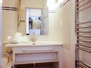 Miroir, Évier, Robinet, Propriété, Luminaire Plomberie, Armoire De Toilette, Lavabo, Salle De Bains, Bâtiment, Bois