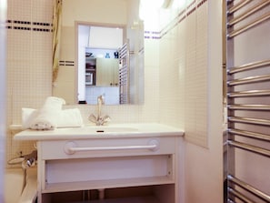 Miroir, Évier, Robinet, Propriété, Luminaire Plomberie, Armoire De Toilette, Lavabo, Salle De Bains, Bâtiment, Bois
