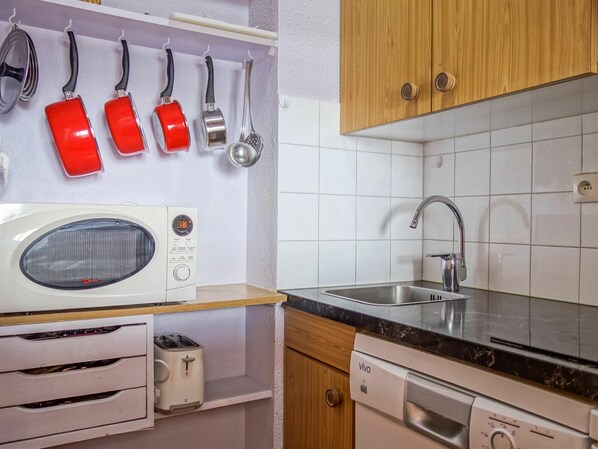 Cabinetry, Evier, Évier, Propriété, Robinet, Meubles, Blanc, Bâtiment, Design Intérieur, Luminaire Plomberie