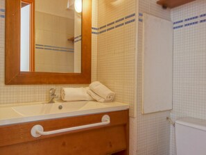 Zapfhahn, Spiegel, Eigentum, Armatur, Möbel, Badezimmerschrank, Bad Sink, Holz, Badezimmer