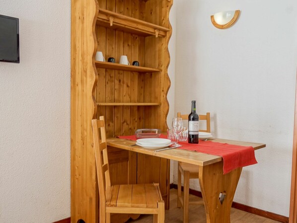 Meubles, Propriété, Table, Bois, Rayonnage, Étagère, Design Intérieur, Bouteille, Tache De Bois, Bâtiment