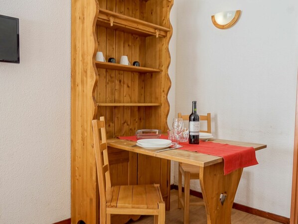 Möbel, Eigentum, Tabelle, Holz, Regale, Regal, Interior Design, Flasche, Holzbeize, Gebäude