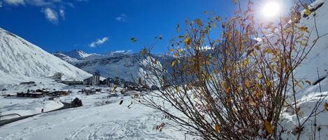 Cloud, Sky, Snow, Plant, Natural Landscape, Mountain, Slope, Sunlight, Tree, Freezing