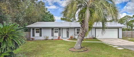 Deltona Vacation Rental | 2BR | 2BA |1,197 Sq Ft | 1 Step Required to Access