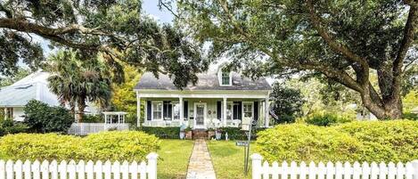 Inviting coastal home with large front yard