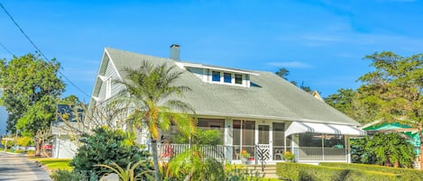 Newly renovated 1914 home located in Point Pleasant. Walk to downtown Bradenton
