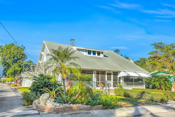 Newly renovated 1914 home located in Point Pleasant. Walk to downtown Bradenton
