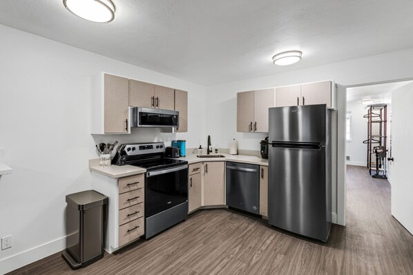 Room, Indoors, Flooring, Kitchen, Oven