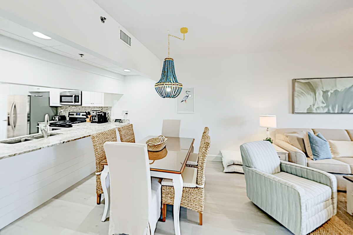 Beach haven with patio, lagoon pool, hot tub & pickleball – walk to beach