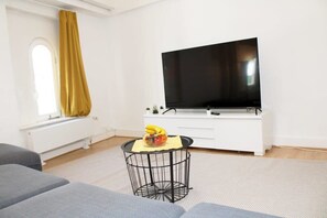 Großer TV im Wohnzimmer