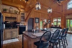 Breakfast Bar and Kitchen