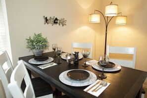 Kitchen dinette - can serve 6.