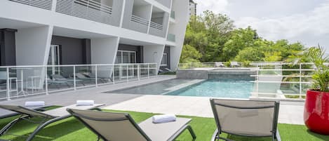 Infinity pool