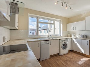 Kitchen | Sea Vista - Steyne Apartments, Bognor Regis