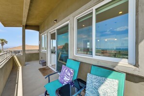 Private Balcony | 400 Sq Ft