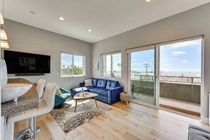 Living Room | Smart TV | Air Conditioning