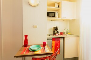 The fully-equipped kitchen provides everything you need to make a tasty meal