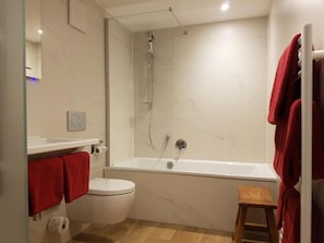 Vierbettzimmer mit Bad oder Dusche und WC