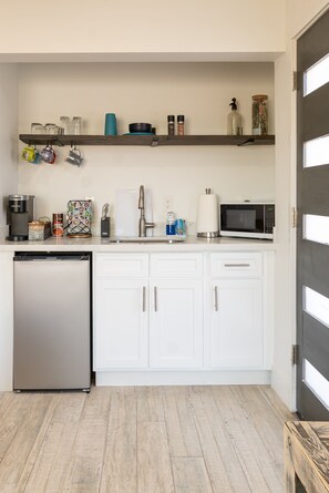 KITCHENETTE, COFFEE AND TEA BAR