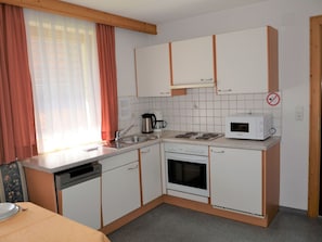 Cabinetry, Spüle, Sinken, Eigentum, Countertop, Gebäude, Herd, Zapfhahn, Küche, Haushaltsgerät