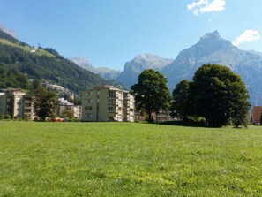Ciel, Plante, Montagne, Nuage, Environnement Naturel, Bâtiment, Arbre, Paysage Naturel, Lot Terre, Herbe