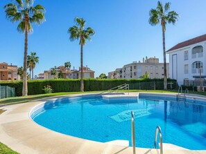 Water, Sky, Plant, Building, Daytime, Property, Swimming Pool, Window, Tree, Nature