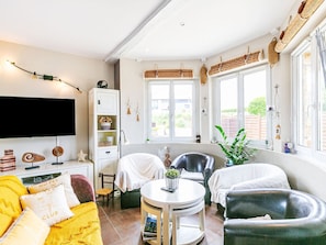 Möbel, Eigentum, Bilderrahmen, Couch, Fenster, Azurblau, Wohnzimmer, Interior Design, Pflanze, Schatten