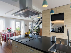 Möbel, Cabinetry, Eigentum, Countertop, Tabelle, Küche, Interior Design, Beleuchtung, Spüle, Die Architektur