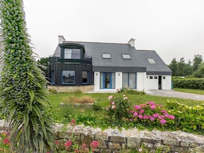 Blume, Pflanze, Himmel, Eigentum, Fenster, Gebäude, Haus, Grundstueck, Baum, Vegetation
